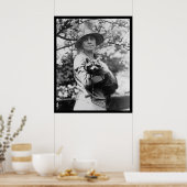 Frau Calvin Coolidge mit ihrem Raccoon 1923 Poster (Küche)