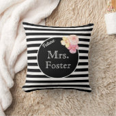 Frau Custom Nachname mit schwarzen und weißen Stre Kissen (Decke)