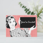 Frau der 1950er Jahre mit einem Zeichen V2 Einladung (Stehend Vorderseite)