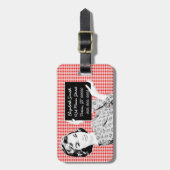 Frau der 1950er Jahre mit einem Zeichen V2 Gepäckanhänger (Vorderseite vertikal)