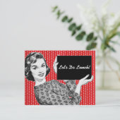 Frau der 1950er mit einem Schildwachen Einladung (Stehend Vorderseite)