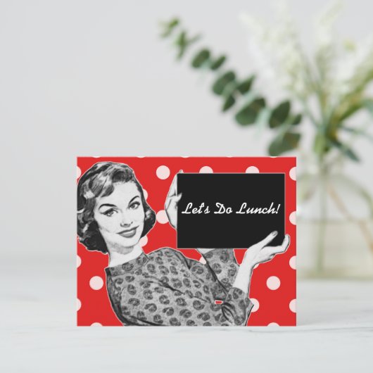 Frau der 1950er mit einem Schildwachen Einladung (Stehend Vorderseite)