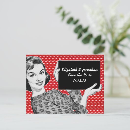 Frau der 50er Jahre mit einem Zeichen Save the Dat Ankündigungspostkarte (Stehend Vorderseite)