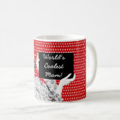 Frau der 50er Jahre mit einer Signatur-Mama Kaffeetasse (VorderseiteRechts)
