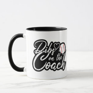 Frau des Baseballtrainers hat Vorrang auf den Trai Tasse