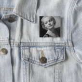 Frau, die 2 aufwirft button (Beispiel)
