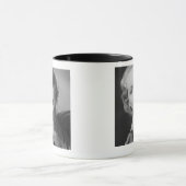 Frau, die 2 aufwirft tasse (Zentrum)