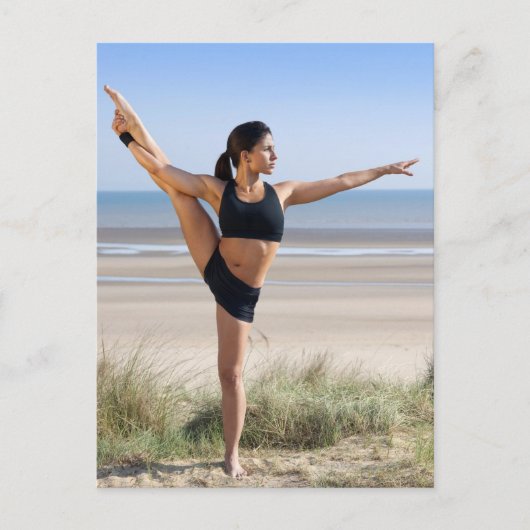 Frau, die am Strand Yoga mit sich trägt Postkarte (Vorderseite)