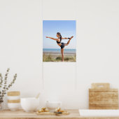 Frau, die am Strand Yoga praktiziert Poster (Küche)