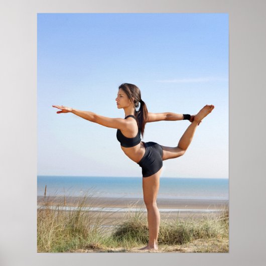 Frau, die am Strand Yoga praktiziert Poster (Vorne)