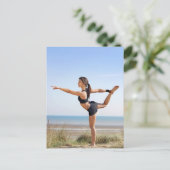Frau, die am Strand Yoga praktiziert Postkarte (Stehend Vorderseite)