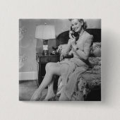 Frau, die am Telefon spricht Button (Vorderseite)