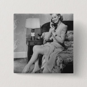 Frau, die am Telefon spricht Button