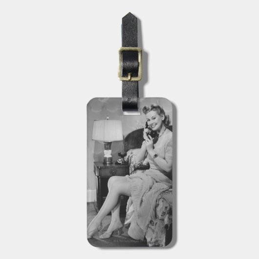 Frau, die am Telefon spricht Gepäckanhänger (Vorderseite vertikal)