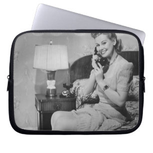 Frau, die am Telefon spricht Laptopschutzhülle