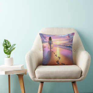 Frau, die an einem Sonnenuntergangsstrand entlangl Kissen
