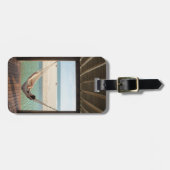 Frau, die auf eine Hängematte in einem kleinen Gepäckanhänger (Vorderseite horizontal)