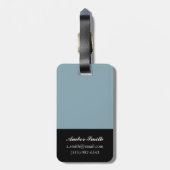 Frau, die auf eine Hängematte in einem kleinen Gepäckanhänger (Rückseite vertikal)