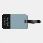 Frau, die auf eine Hängematte in einem kleinen Gepäckanhänger (Rückseite horizontal)