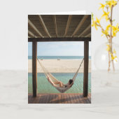 Frau, die auf eine Hängematte in einem kleinen Karte (Gelbe Blume)