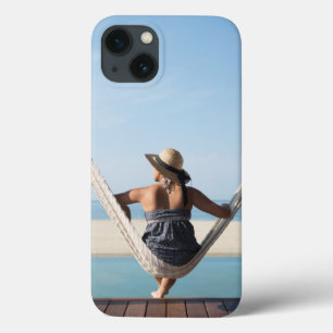 Frau, die auf einer Hängematte in einem kleinen Case-Mate iPhone Hülle