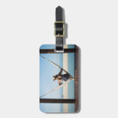 Frau, die auf einer Hängematte in einem kleinen Gepäckanhänger (Vorderseite vertikal)