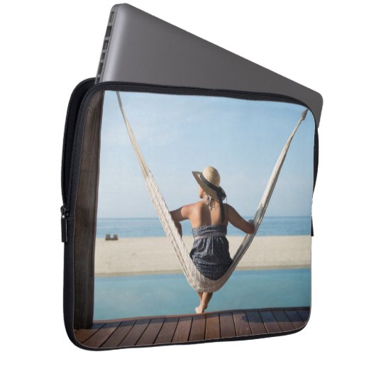 Frau, die auf einer Hängematte in einem kleinen Laptopschutzhülle (Vorne Rechts)