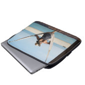 Frau, die auf einer Hängematte in einem kleinen Laptopschutzhülle (Vorne Knopf)