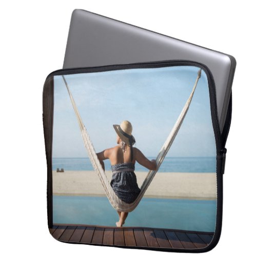 Frau, die auf einer Hängematte in einem kleinen Laptopschutzhülle (Vorderseite Links)