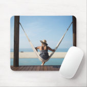 Frau, die auf einer Hängematte in einem kleinen Mousepad (Mit Mouse)