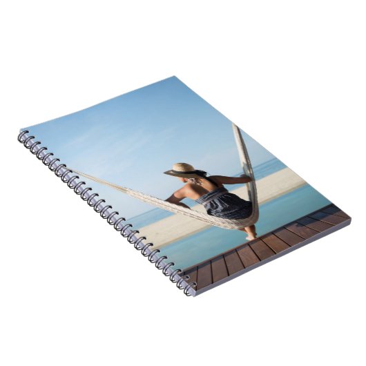 Frau, die auf einer Hängematte in einem kleinen Notizblock (Rechte Seite)