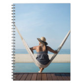 Frau, die auf einer Hängematte in einem kleinen Notizblock (Vorderseite)