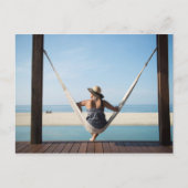 Frau, die auf einer Hängematte in einem kleinen Postkarte (Vorderseite)