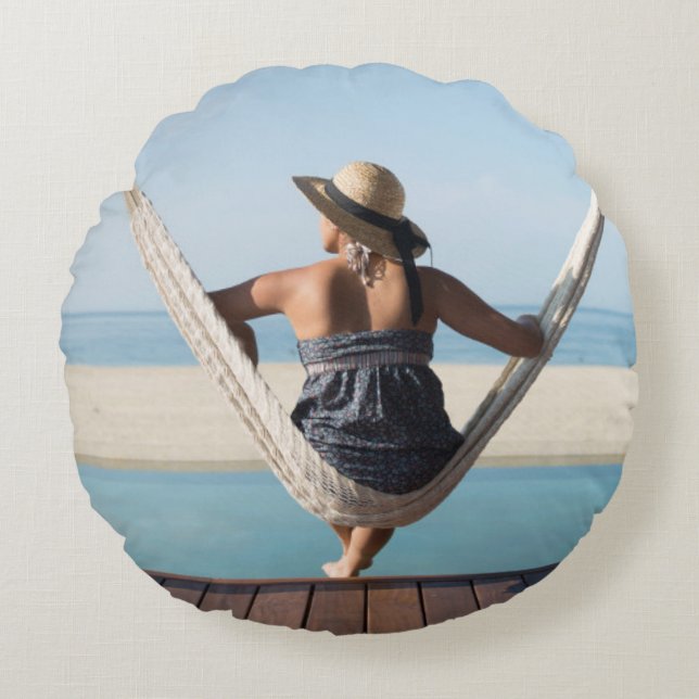 Frau, die auf einer Hängematte in einem kleinen Rundes Kissen (Vorderseite)