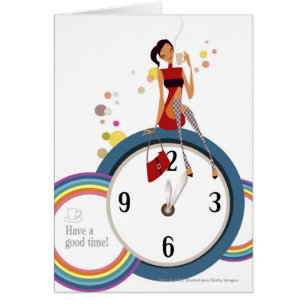 Frau, die auf einer Uhr sitzt und eine Teeschale