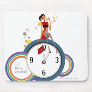 Frau, die auf einer Uhr sitzt und eine Teeschale Mousepad