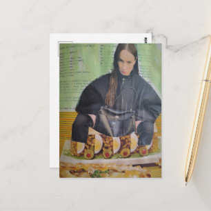 Frau, die auf Lebensmitteln aus der surrealen Coll Postkarte
