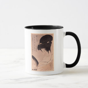 Frau, die auf Make-up sich setzt Tasse