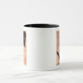 Frau, die auf Make-up sich setzt Tasse (Zentrum)