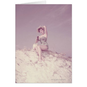 Frau, die auf Strand sich entspannt