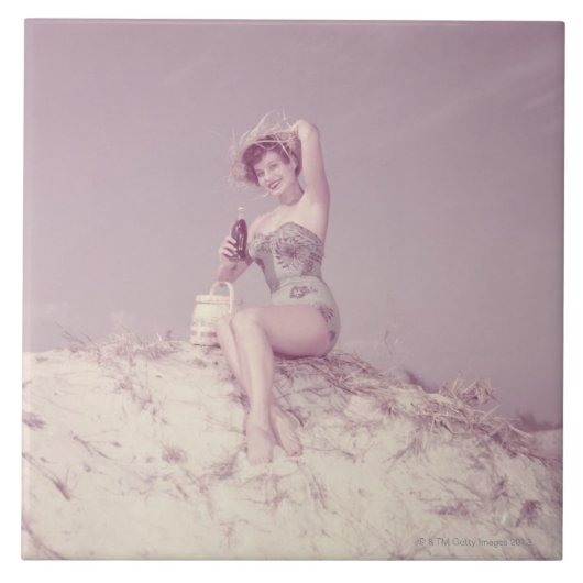 Frau, die auf Strand sich entspannt Fliese (Vorderseite)