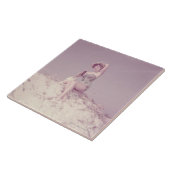 Frau, die auf Strand sich entspannt Fliese (Seite)