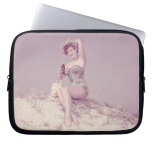 Frau, die auf Strand sich entspannt Laptopschutzhülle