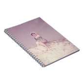 Frau, die auf Strand sich entspannt Notizblock (Rechte Seite)