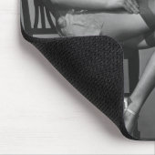 Frau, die auf Stuhl sitzt Mousepad (Ecke)