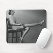 Frau, die auf Stuhl sitzt Mousepad (Mit Mouse)