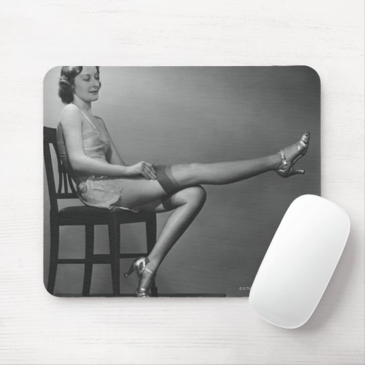 Frau, die auf Stuhl sitzt Mousepad (Mit Mouse)