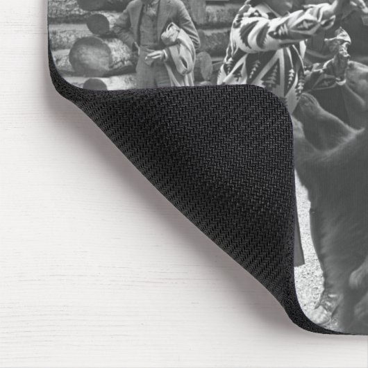 Frau, die Bären füttert Mousepad (Ecke)