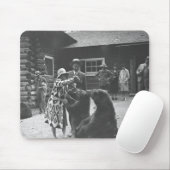 Frau, die Bären füttert Mousepad (Mit Mouse)