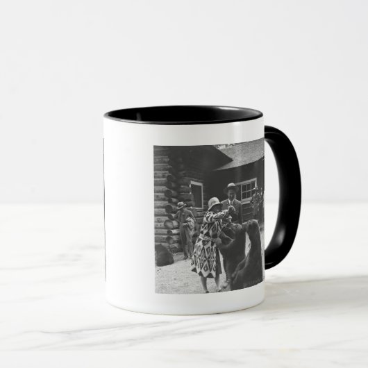 Frau, die Bären füttert Tasse (VorderseiteRechts)